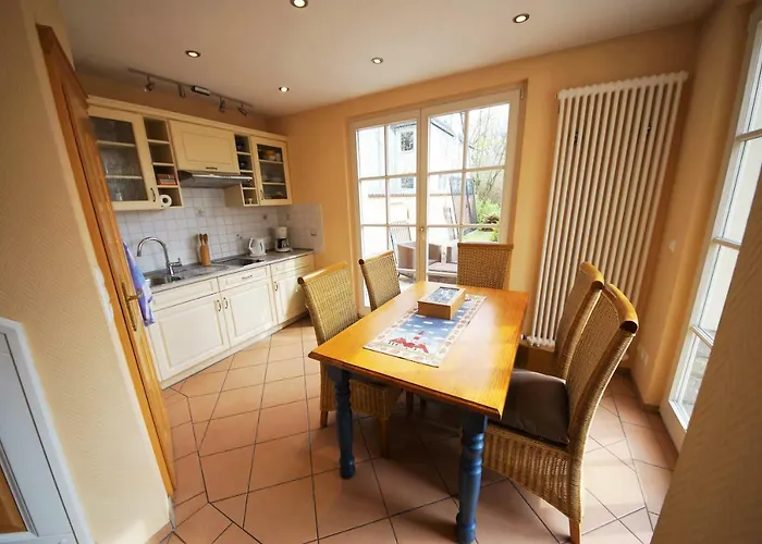 Yacht- , Und Reisemobilhafen 