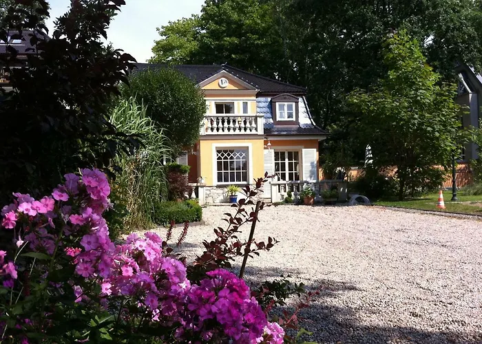 Yacht- , Und Reisemobilhafen 