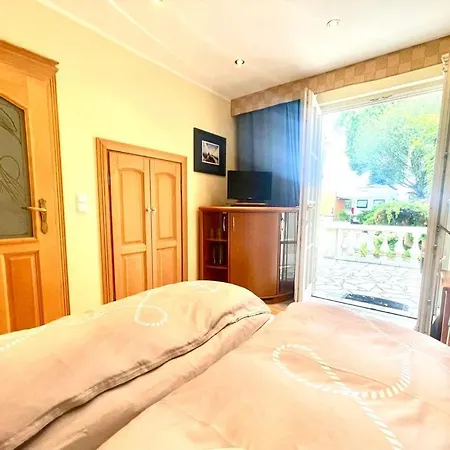 Yacht- , Und Reisemobilhafen 