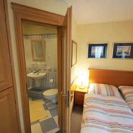 Yacht- , Und Reisemobilhafen 