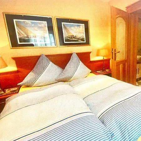 Yacht- , Und Reisemobilhafen 