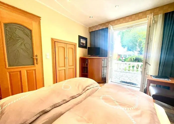 Yacht- , Und Reisemobilhafen 