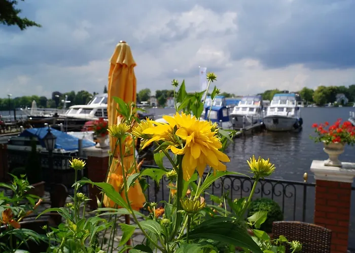 Jaktstuga Yacht- , Und Reisemobilhafen 