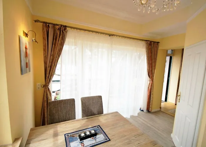 Yacht- , Und Reisemobilhafen 