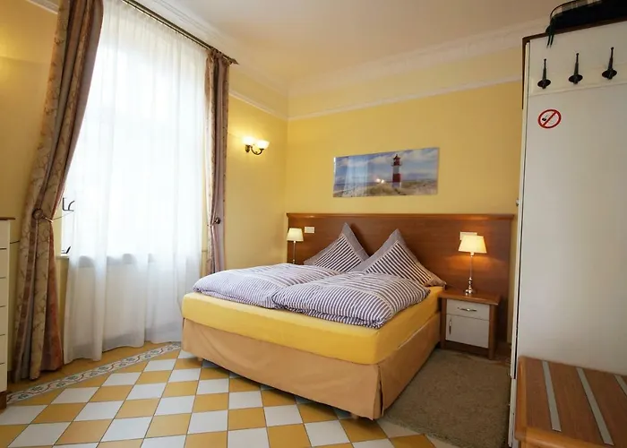 Yacht- , Und Reisemobilhafen 