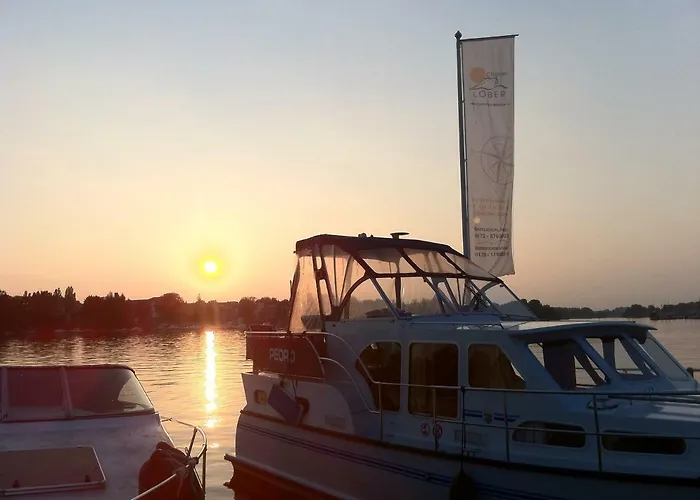 Yacht- , Und Reisemobilhafen 